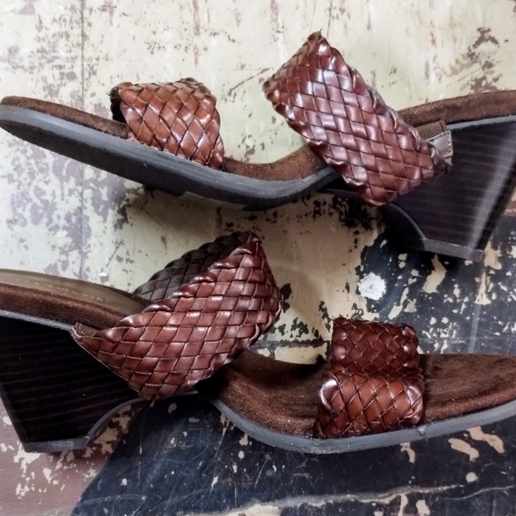 Liz Claiborne sandals NEW IN BOX - Picture 3 of 9